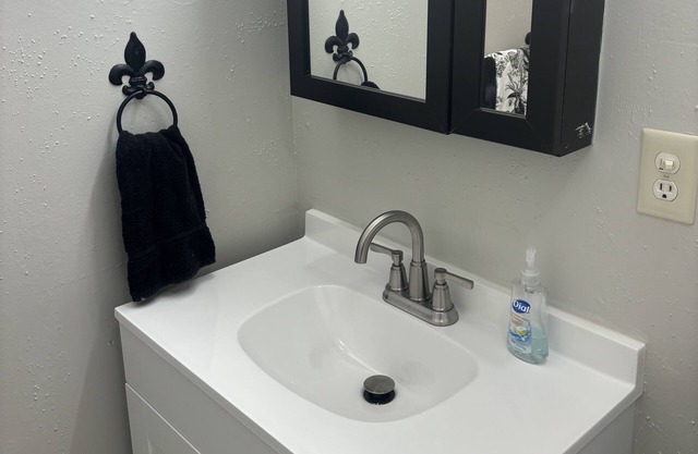 Charming 3-bedroom house in pleasant Bedford. 20 minutes from Bloomington!