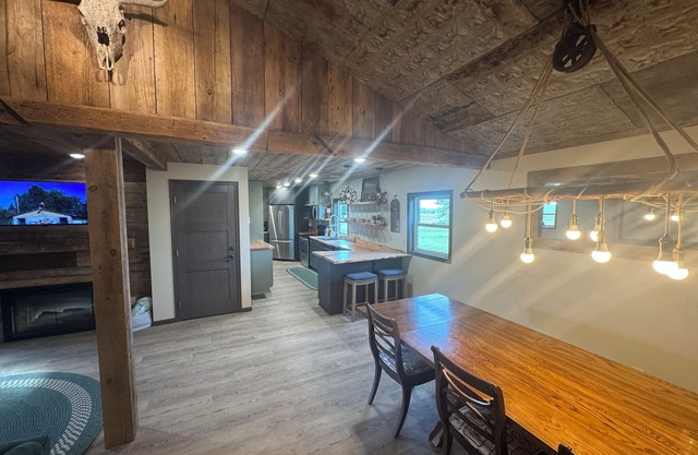 Charming 3-bedroom house with space for 10 plus AC, WiFi in peaceful Fairfax