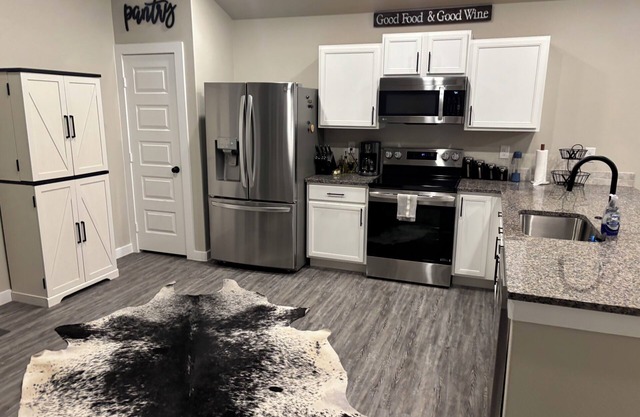 Charming 3-bedroom house with WiFi, AC in delightful Midland with a full gym