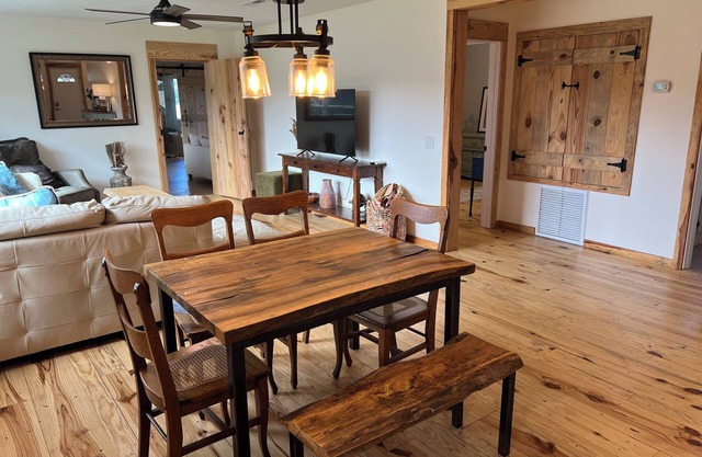 Charming 3-bedroom house with breathtaking views in Newton with AC, WiFi