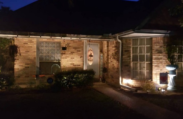 Charming 3-bedroom house with WiFi and AC in Orange with a pool