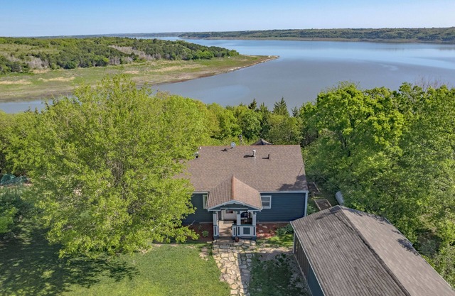 Charming 3-bedroom lakeside cottage