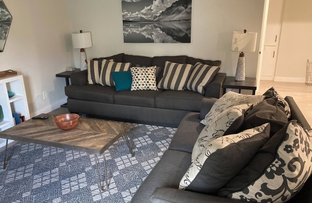 Charming 3-bedroom 3-bath condo next to pool in Valley Village, CA -Los Angeles