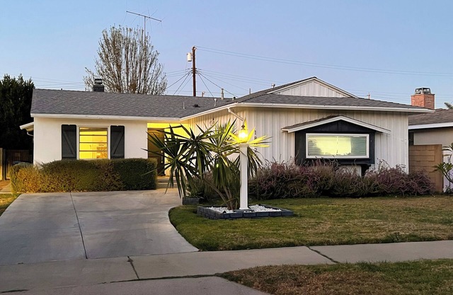 Charming 3-bedroom house with Pool, AC and WiFi in fabulous Reseda