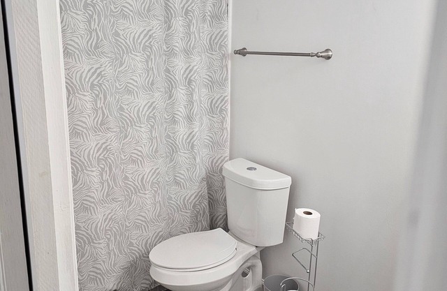 Charming 3-bedroom 4 bath house with WiFi, AC in welcoming Mill Spring