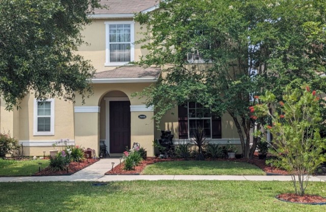 Charming 3-bedroom townhome with Amenities Galore