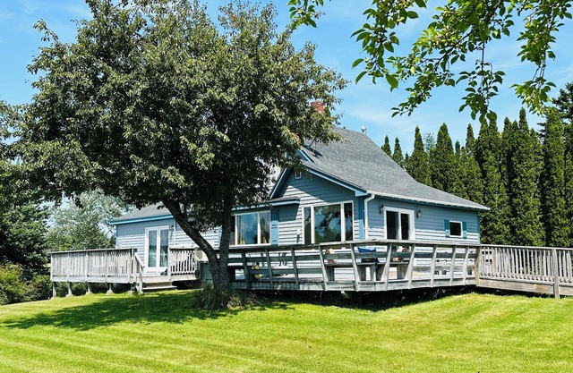 Charming 3-bedroom cottage in Roque Bluffs with ocean access and fire pit