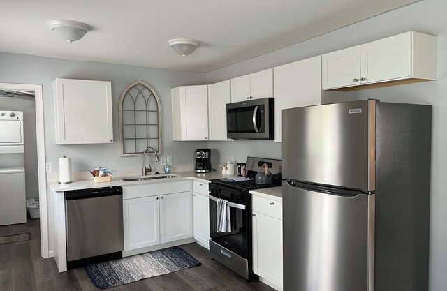 Charming 3-bedroom WALKING distance to BEACH bottom unit of duplex in Edinboro