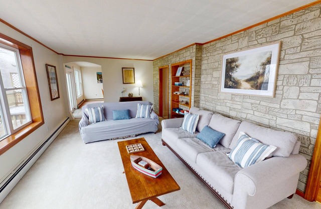 Charming 3-bedroomOcean Front Home In-Town with wifi