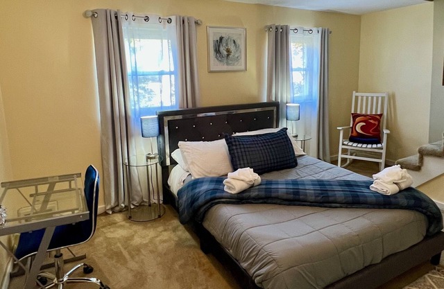 Charming 3-BR Townhouse in Del Ray and close to DC