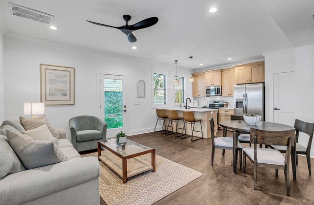 Charming 3-BR townhome < 1 Mile from Fluor Field: Garage, E-Bike Rental, 2KingB