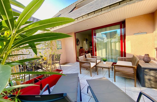 Charming 3-Min Walk to Beach, Quiet with Terrace & Parking