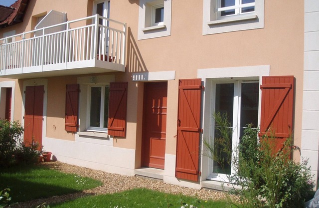 Charming 3-Room Cottage with Private Garden, Near Marina, Sleeps 6, Pet-Friendly, Pool Access