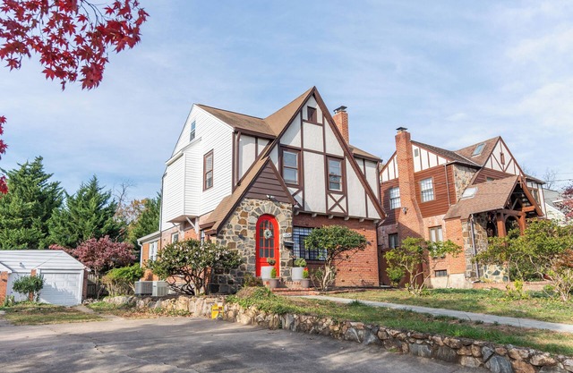 Charming 3BR Cottage with Ample Parking in the Heart of Arlington, dog friendly