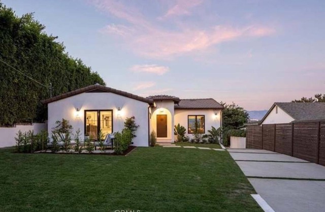 Charming 4 bed 5 bath house or gym, sauna, cold plunge, views in Los Angeles
