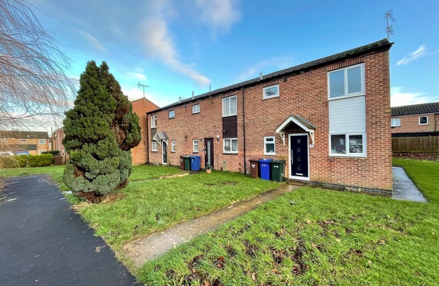Charming 4-Bed Home, Priv Entrance, Garden, Modern Kitchen, Spacious Living Area