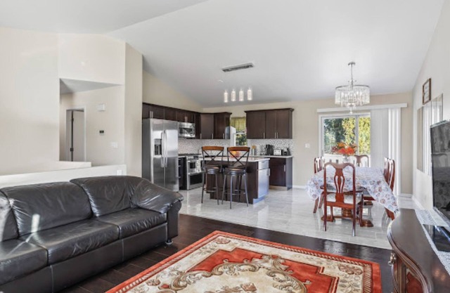 Charming 4-bedroom house with WiFi and AC in peaceful North Chicago