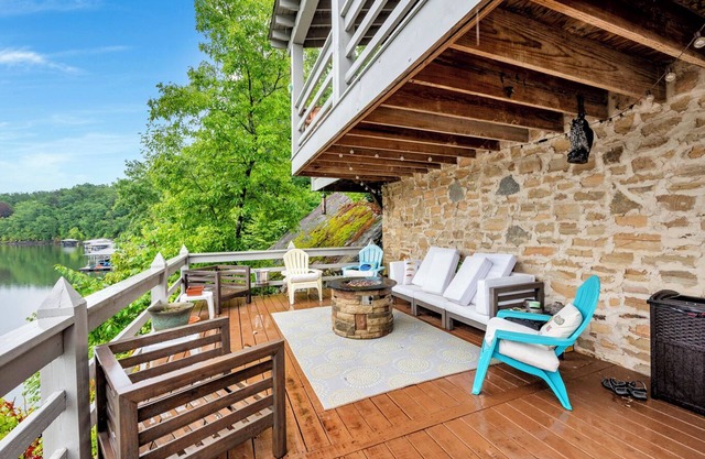 Charming 4-bedroom house with WiFi and AC only a few steps to water and 2 decks