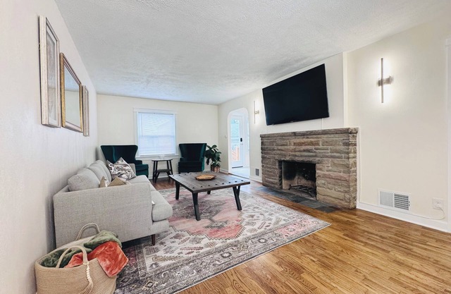 Charming 4-bedroom house with AC, WiFi in soothing Lansing