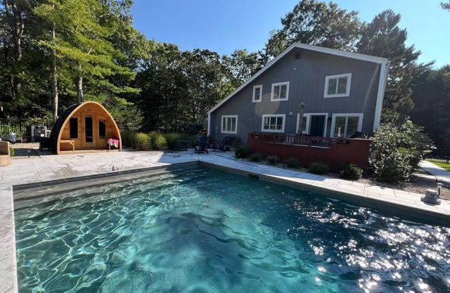 Charming 4-bedroom House with Seasonal Outdoor Pool, Patio and Wood-Fired Sauna