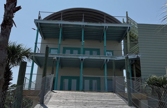 Charming 4-bedroom house close to Dauphin Island white sandy beaches