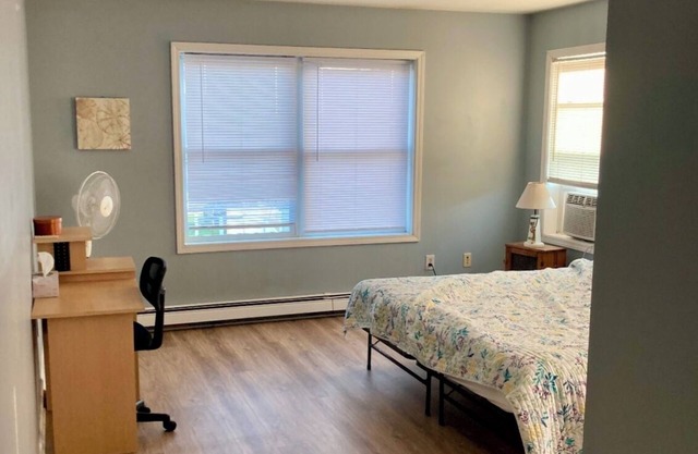 Charming 4-bedroom house with WiFi + AC in Narragansett. 5-10 min walk to beach!