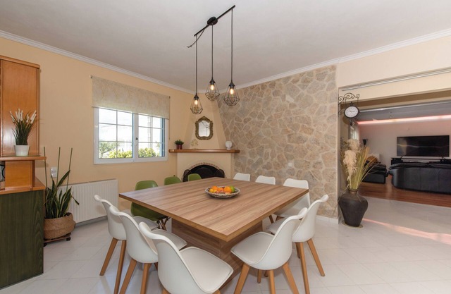 Charming 4-bedroom villa with WiFi, AC in Lagana