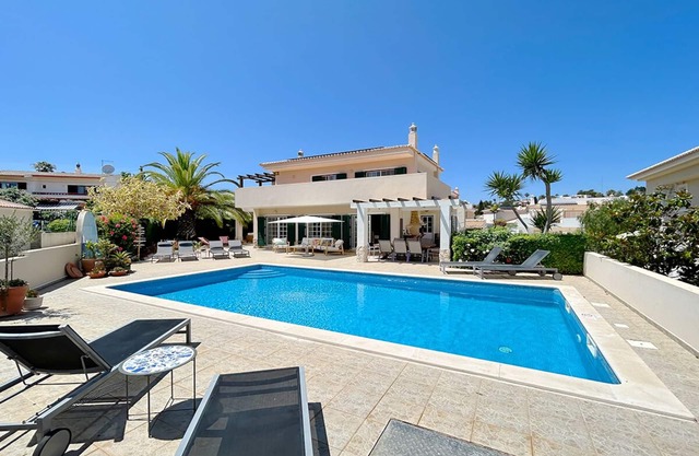 Charming 4 Bedroom Villa w/Private Pool, Sleeps 8, Wifi, A/C, near Lagos Marina