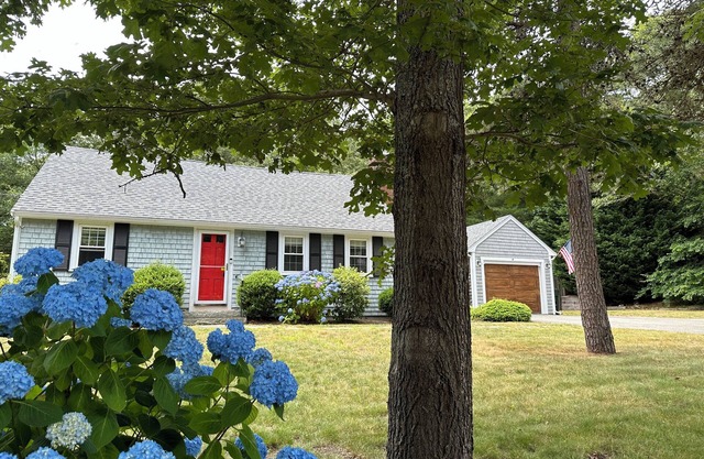 Charming 4 BR house with AC and WiFi and outdoor shower in enchanting Harwich