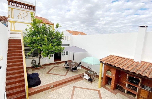 Charming 5-Bed House in Granja