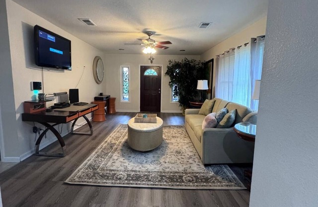 Charming 5-bedroom home, Near Downtown, Beale Street & Memphis Zoo.