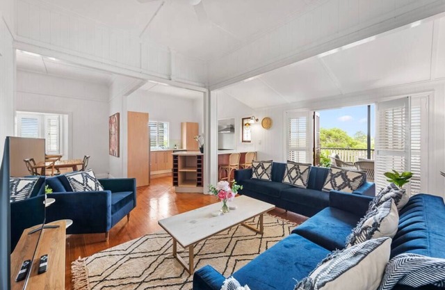 Charming 5BR Family Home w/Pool 10min from Airport