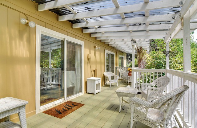 Charming Aloha Vacation Rental, 12 Mi to Portland!