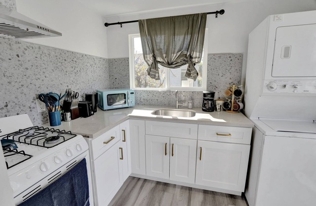 Charming and Retro-inspired one-bedroom duplex near shopping and dining!
