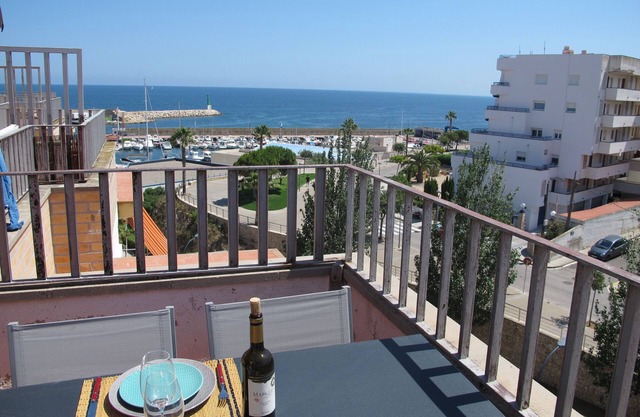 Charming apartment with large terrace and harbor view