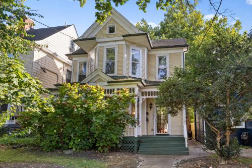 Charming Apartment in bustling Clifton & Crescent Hill