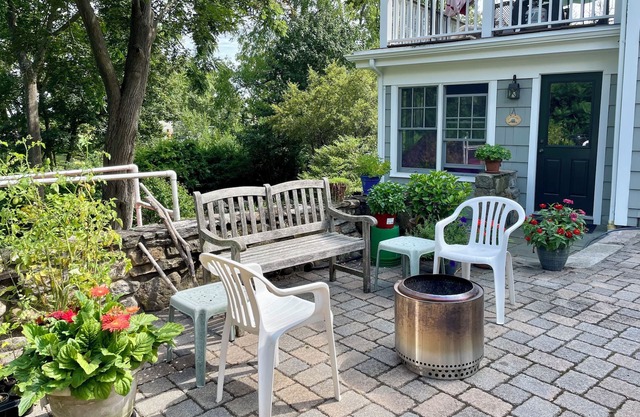 Charming apartment overlooking private gardens, walk to downtown Mystic