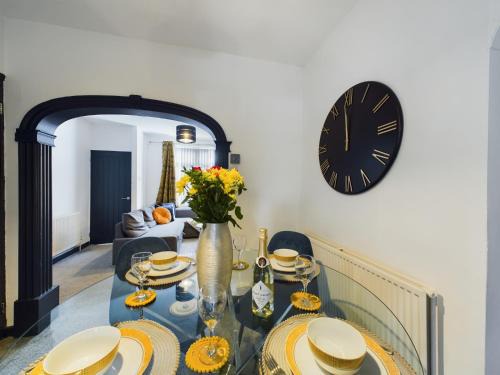 Charming Apartments - Cosy Retreat - short drive to city centre - Free parking