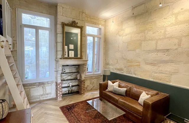 Charming Artistic and Historic Chartrons Flat with Private Pation
