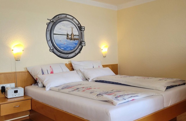 Charming "Backbord" apartment - with lake view and sunbathing lawn right by the water
