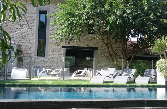 Charming barn renovated workshop style . Heated swimming pool