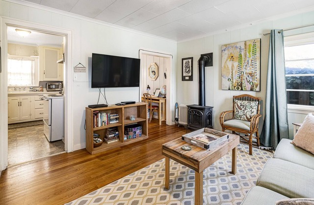 Charming Beach Cottage w/Deck, Gas Fireplace, Firepit, Free WiFi, Cable, & More