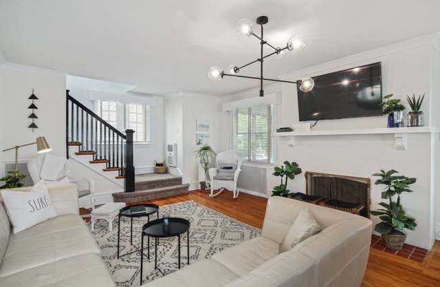 Charming Beach Haven 5BR w Private Parking, 2 BLKs to Beach!