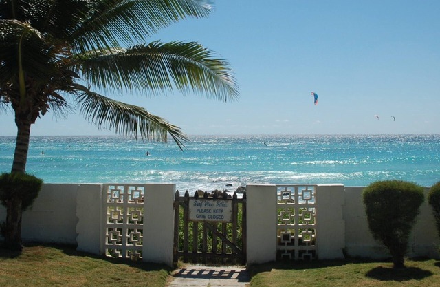 Charming Beachfront apartment with WiFi in Christ Church