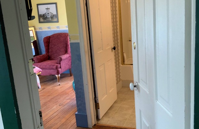 Charming bed & breakfast in welcoming Comstock with AC