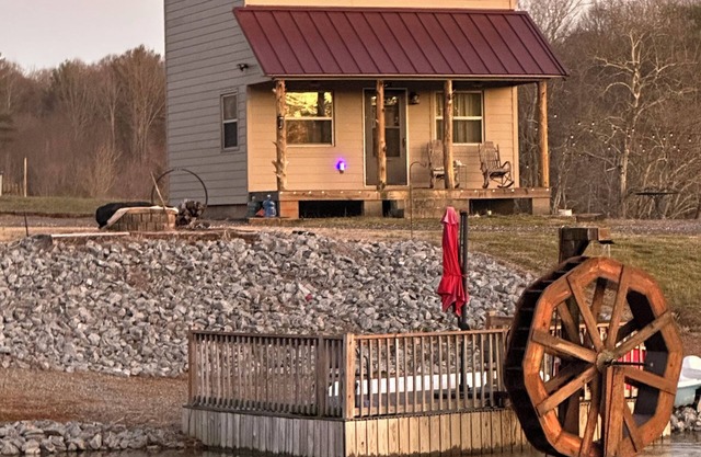 Charming cabin-2 bedrooms, overlooking ponds in wine country, next to Amish