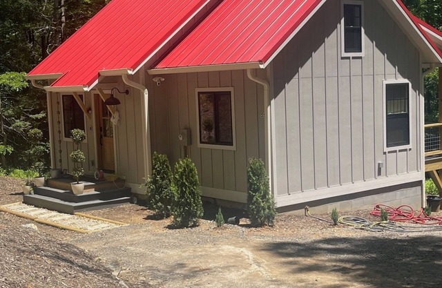 Charming Cabin Hideaway, Weaverville NC. Easy access to Asheville NC area