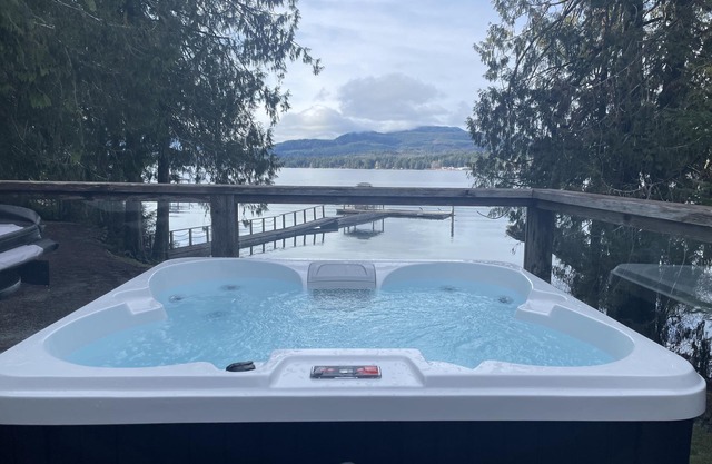 Charming Cabin on Sproat Lake Hottub/Romantic getaway for Couples