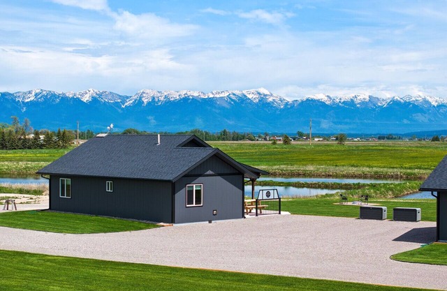 Charming Cabin w/Wildlife & Mountain Views