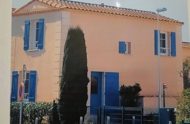 Charming canal-side house 150m from the citadel